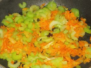 потушить сельдерей с овощами для супа с перловой крупой